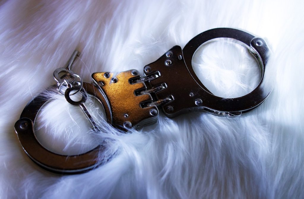 bdsm-for-beginners-handcuffs-feathers
