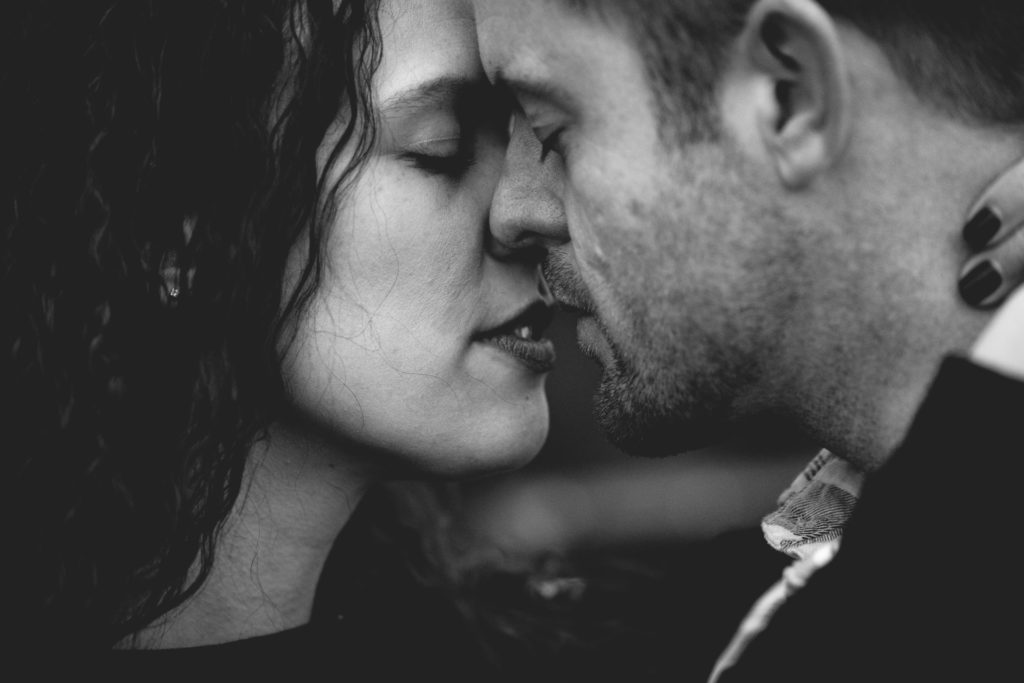 how-often-couples-have-sex-couple-kissing-with-closed-eyes
